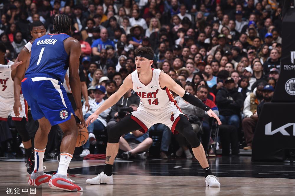 他展现了出 他展现了出